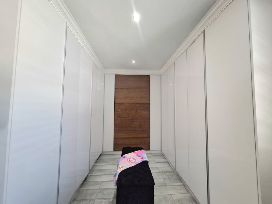 5 Bedroom Property for Sale in Gonubie Eastern Cape